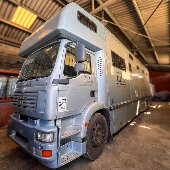 Véhicules et vans à chevaux
