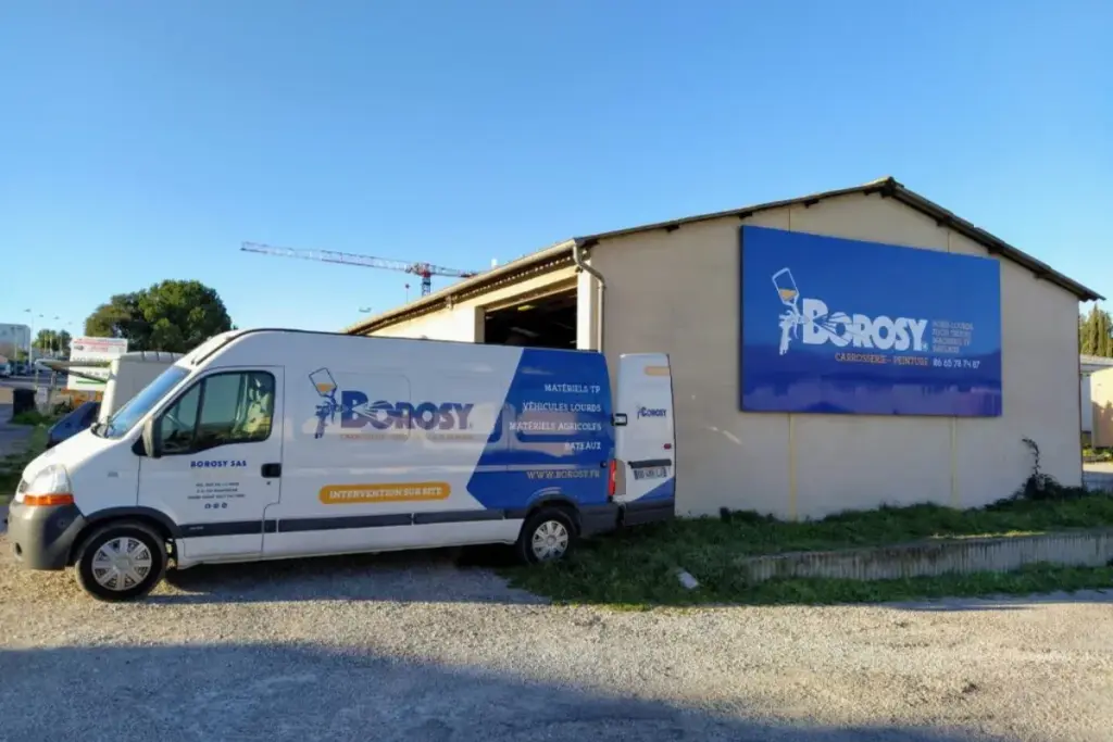 Camion-atelier Borosy garé devant l'atelier de Castries