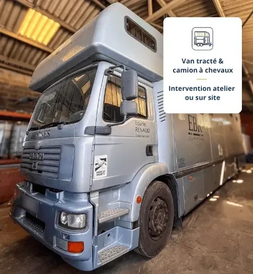 Camion à chevaux gris dans l'atelier de Castries