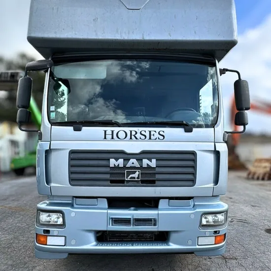 Camion à chevaux MAN vu de face