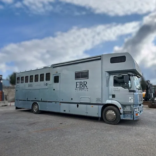 Camion à chevaux vu de profil