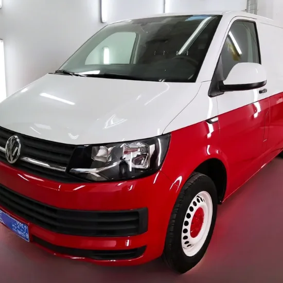 Van aménagé Volkswagen blanc et rouge