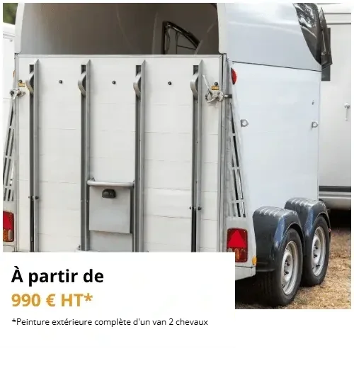 Van à chevaux à deux essieux vu de l'arrière